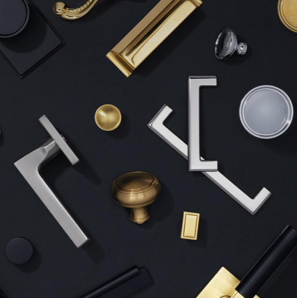 handtag och knoppar i silver och mässing