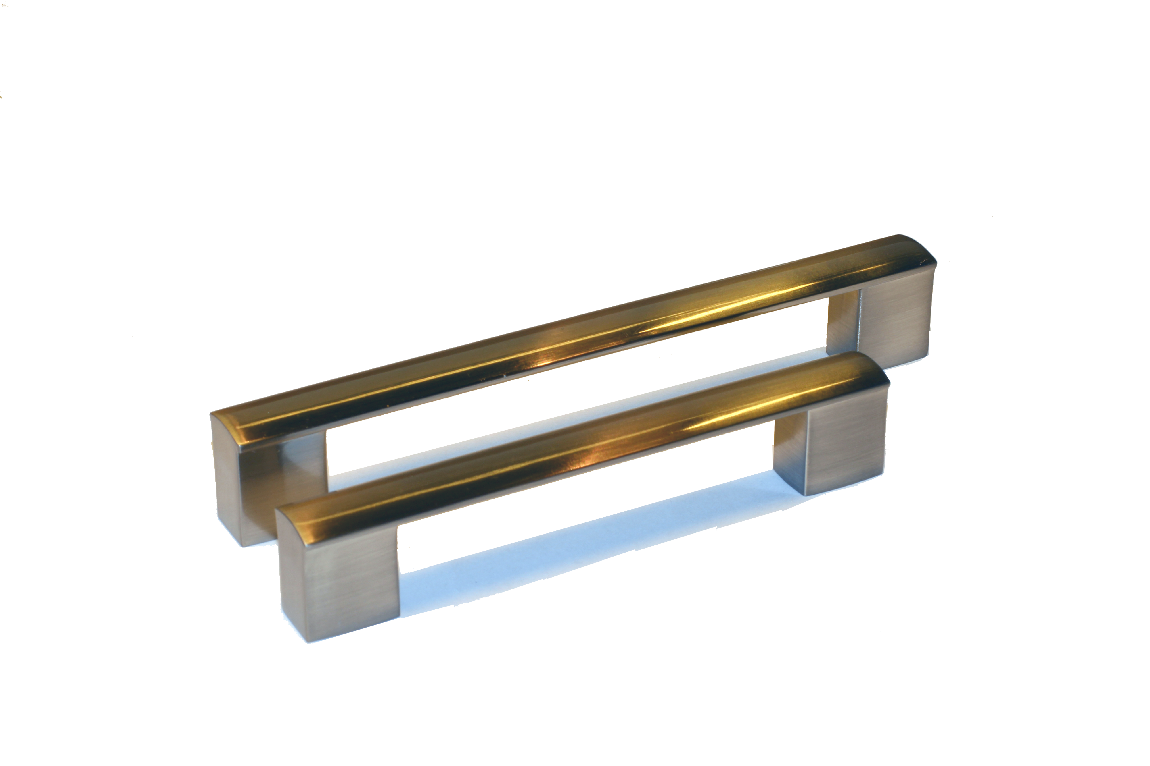 Stilrent handtag i borstad krom i tre storlekar för köksskåp och garderober.