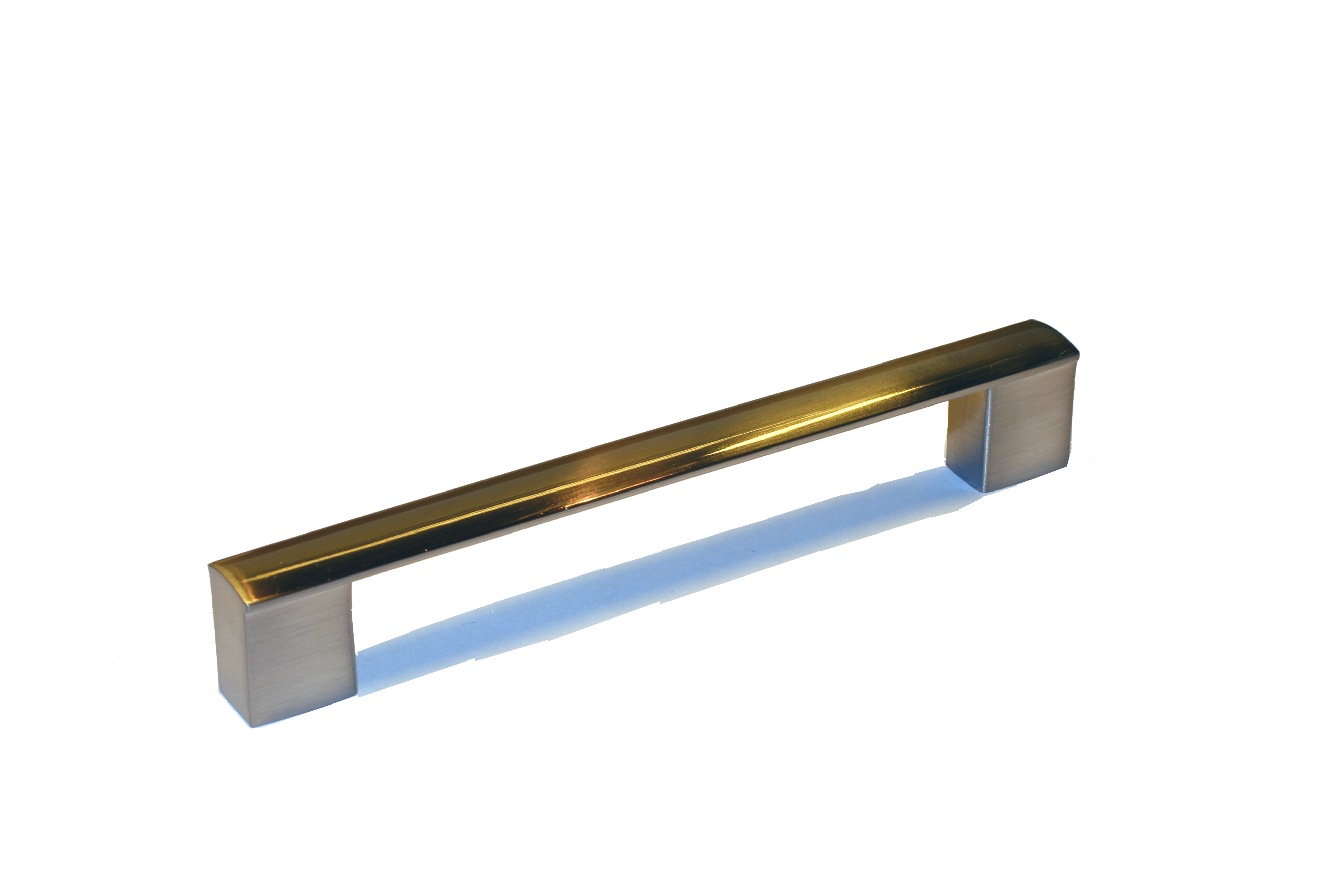 Stilrent handtag i borstad krom i modern design, finns i tre storlekar.