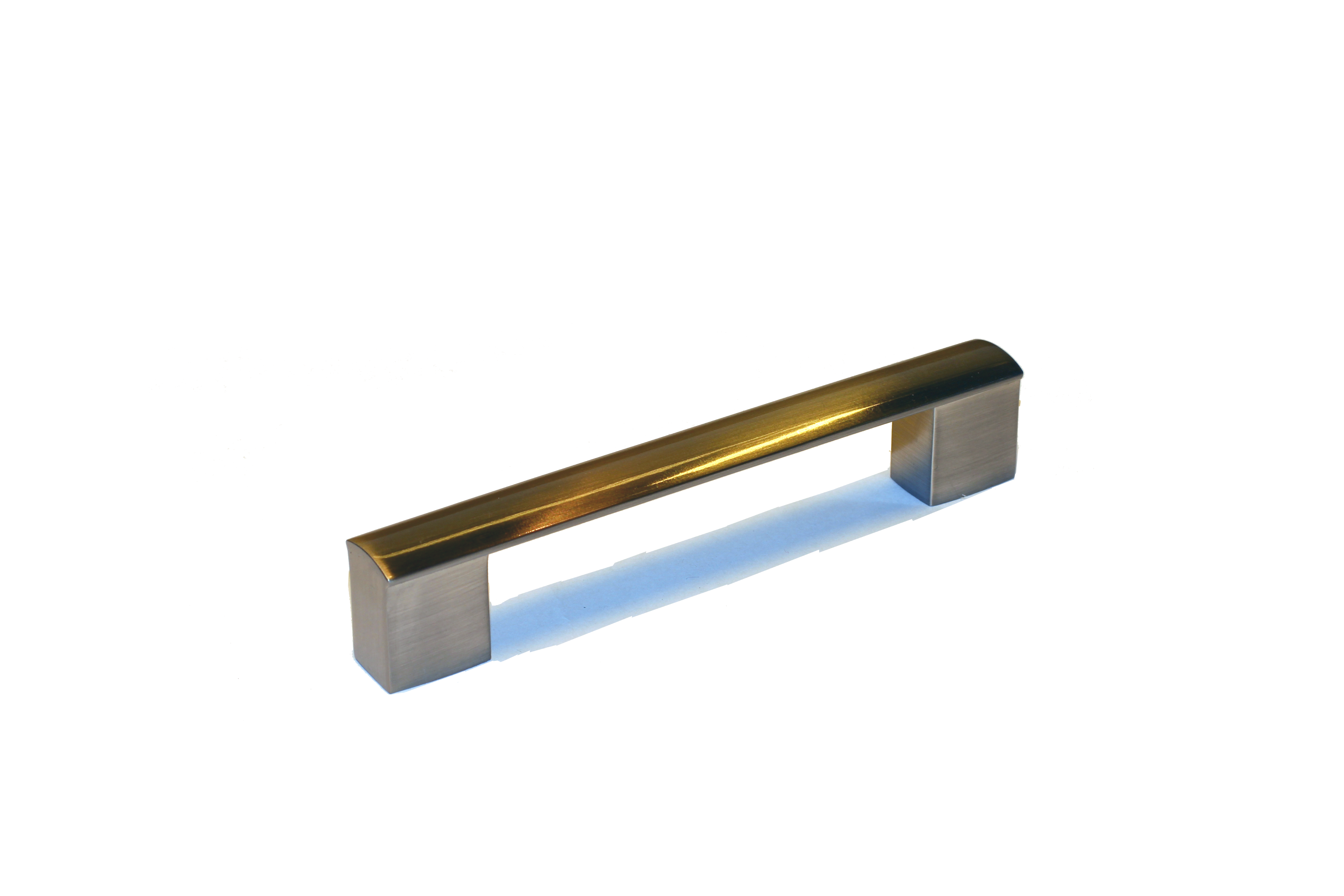 Stilrent borstat kromhandtag i tre storlekar för skåp och lådor.