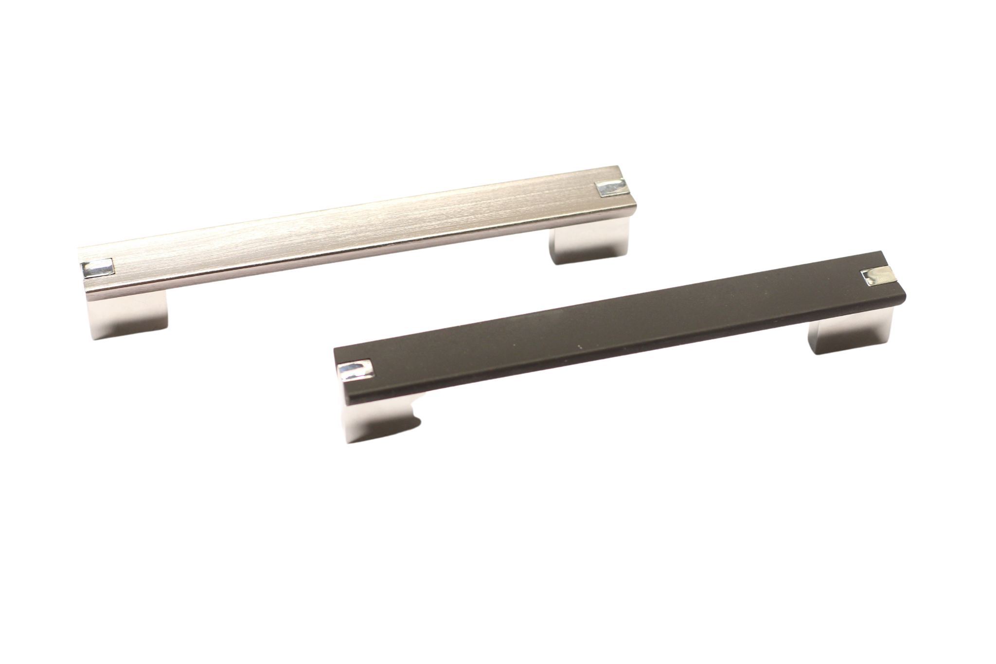 Platta handtag i borstad krom och soft svart, modern design.