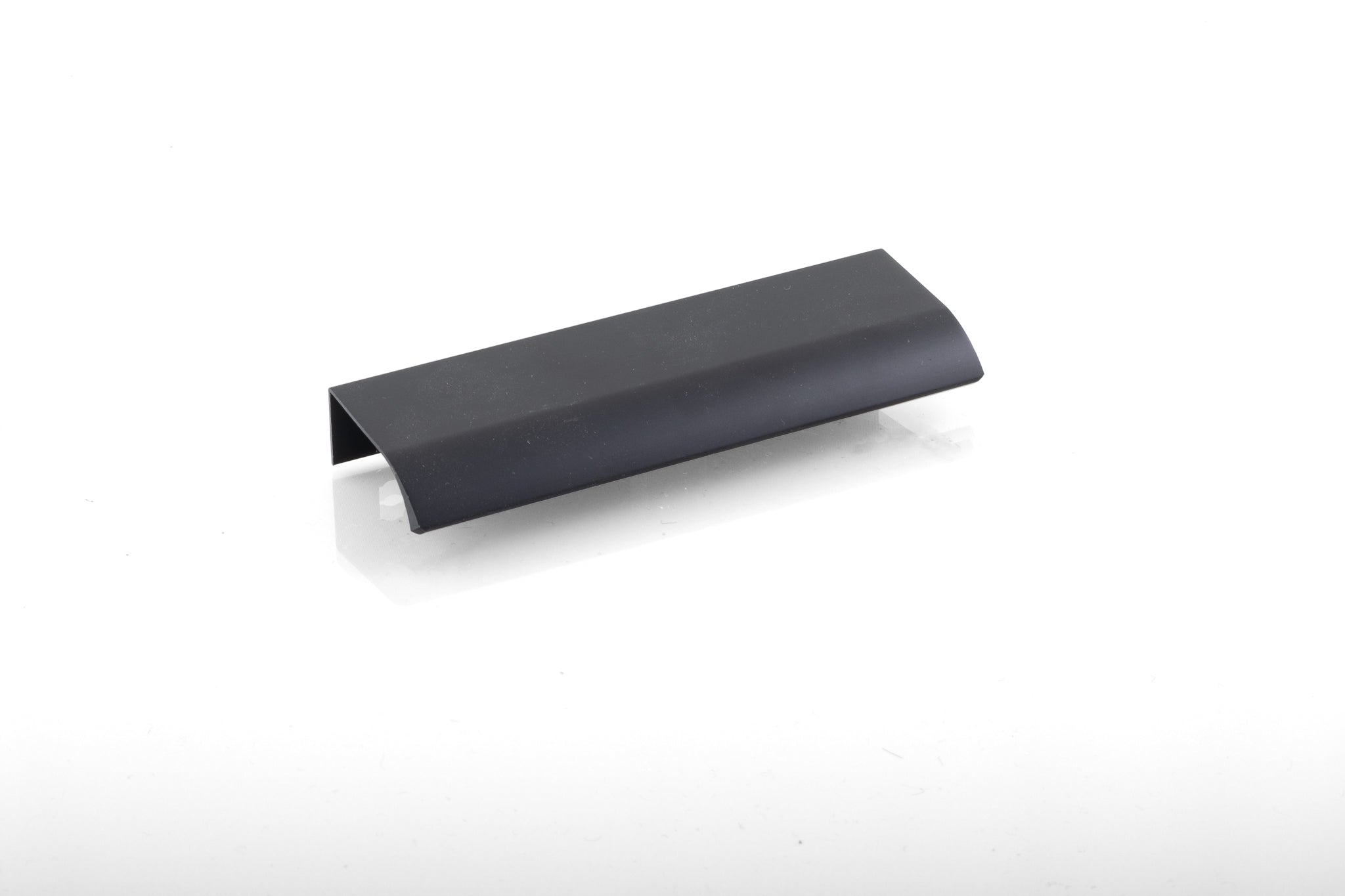 Svart köpmandiskbeslag 64cc, 120mm för lådor och skåp.