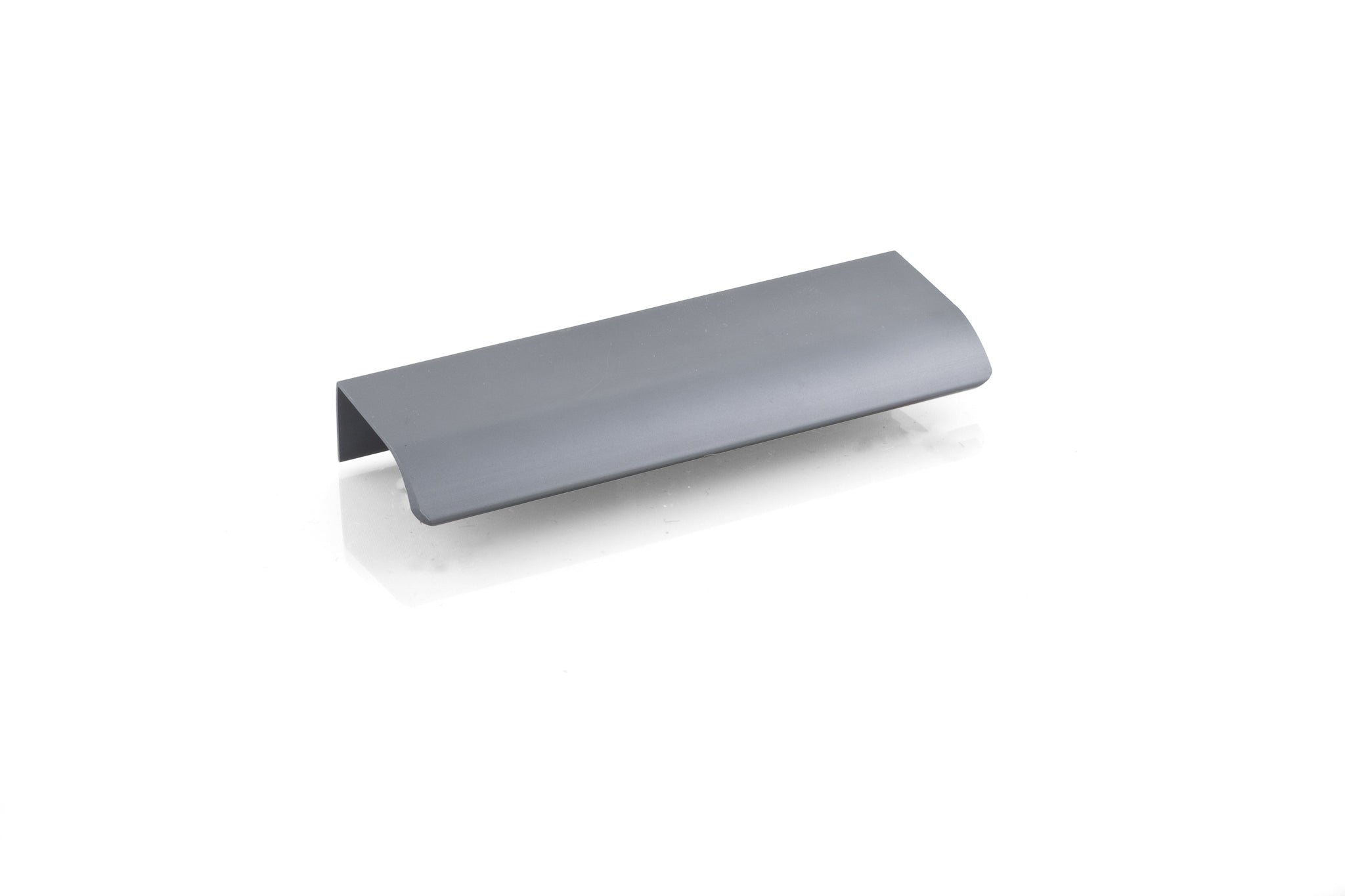 Köpmansdiskbeslag 64cc 120mm i svartkrom, stilren design för lådor och skåp.