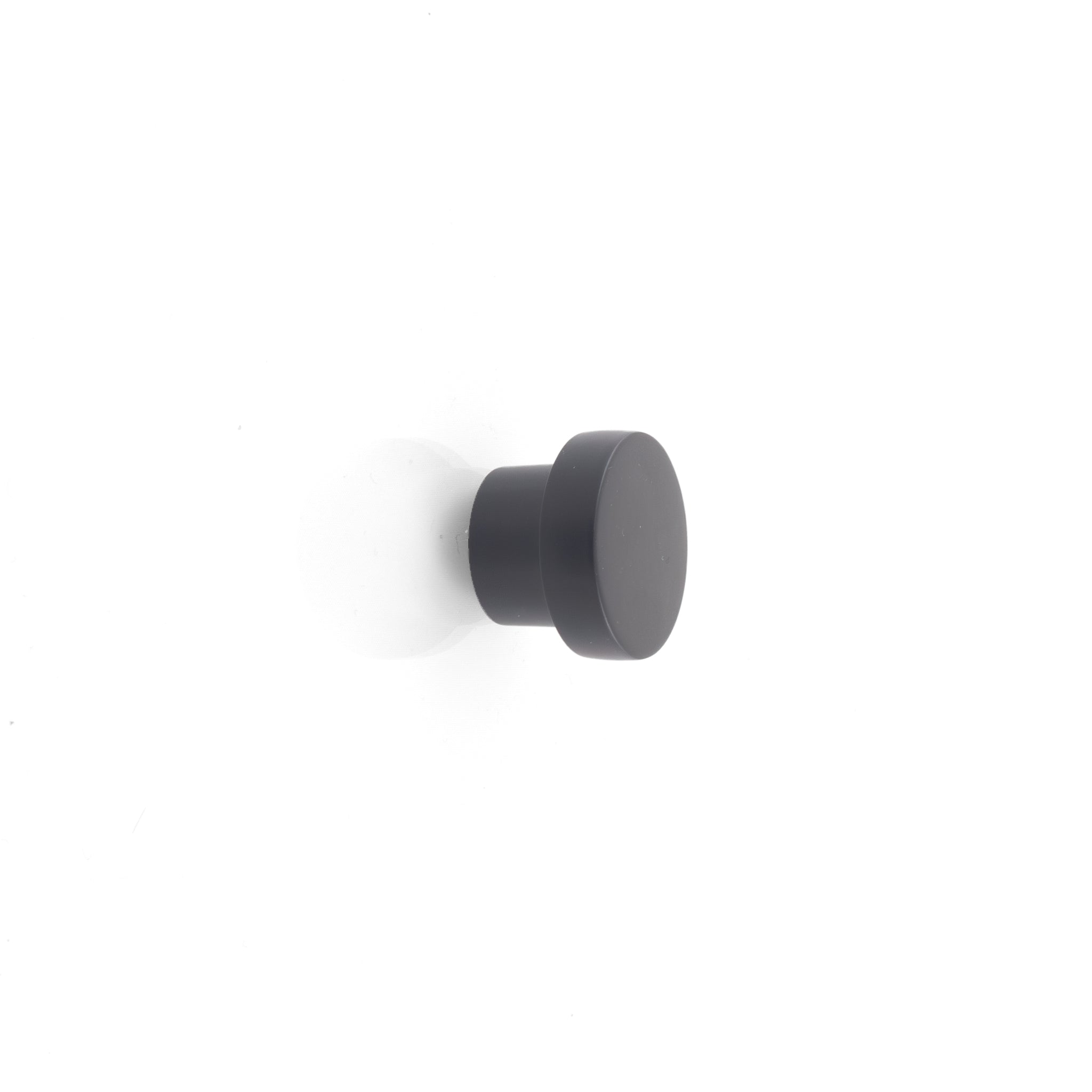 Rund knopp med platt framsida, elegant och stilren design för möbler.