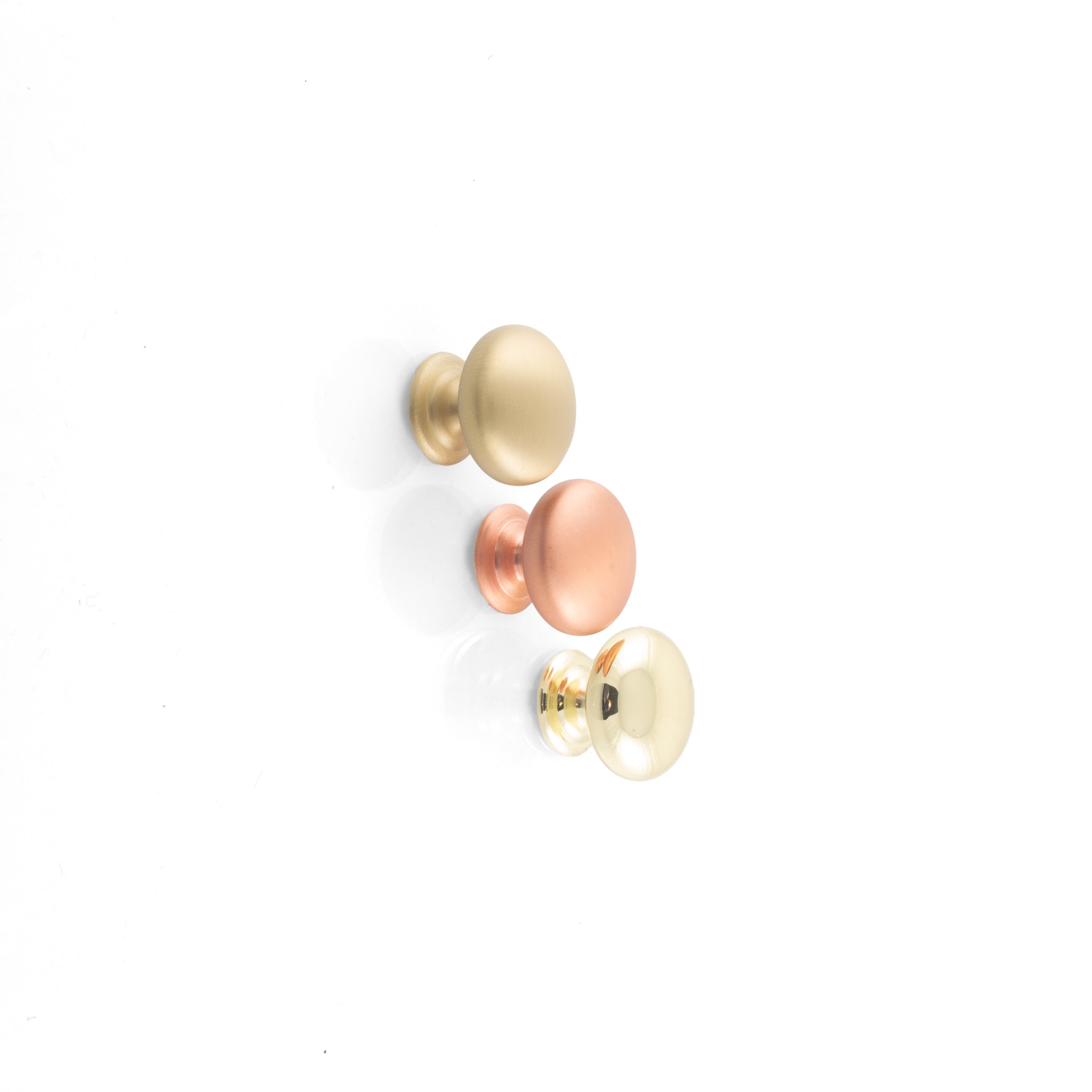 Knopp 33mm in brushed copper, brushed brass, and brass finish, elegant design.