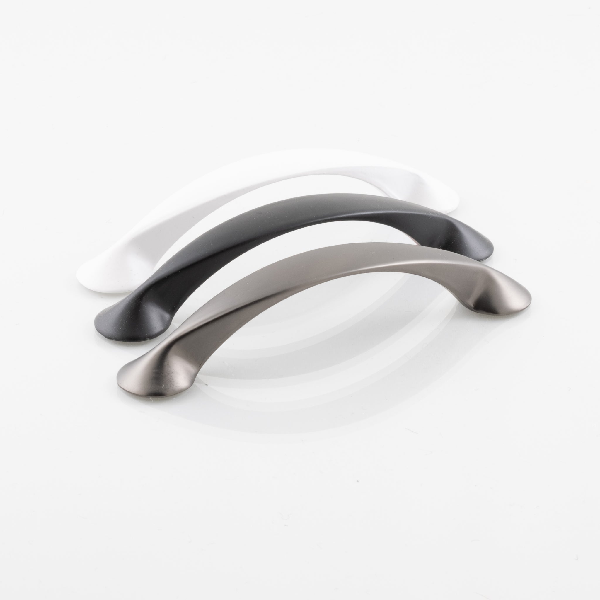Eleganta handtag med mjuka former och funktionell design i svart, vit och svartkrom.